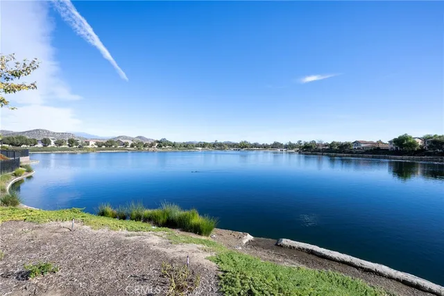 a view of a yard pathway