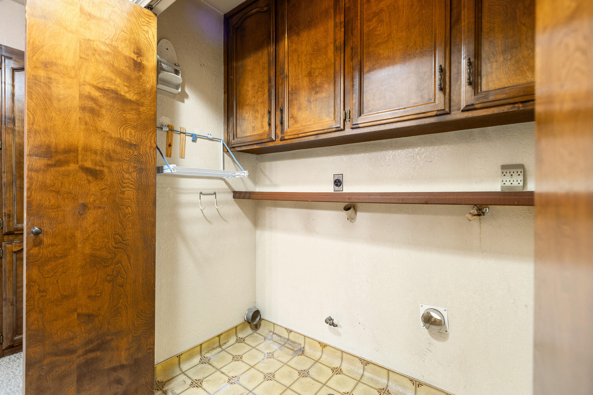 812 Woods Place Exeter, CA 93221 - Photo 36 of 47 28 Laundry Room