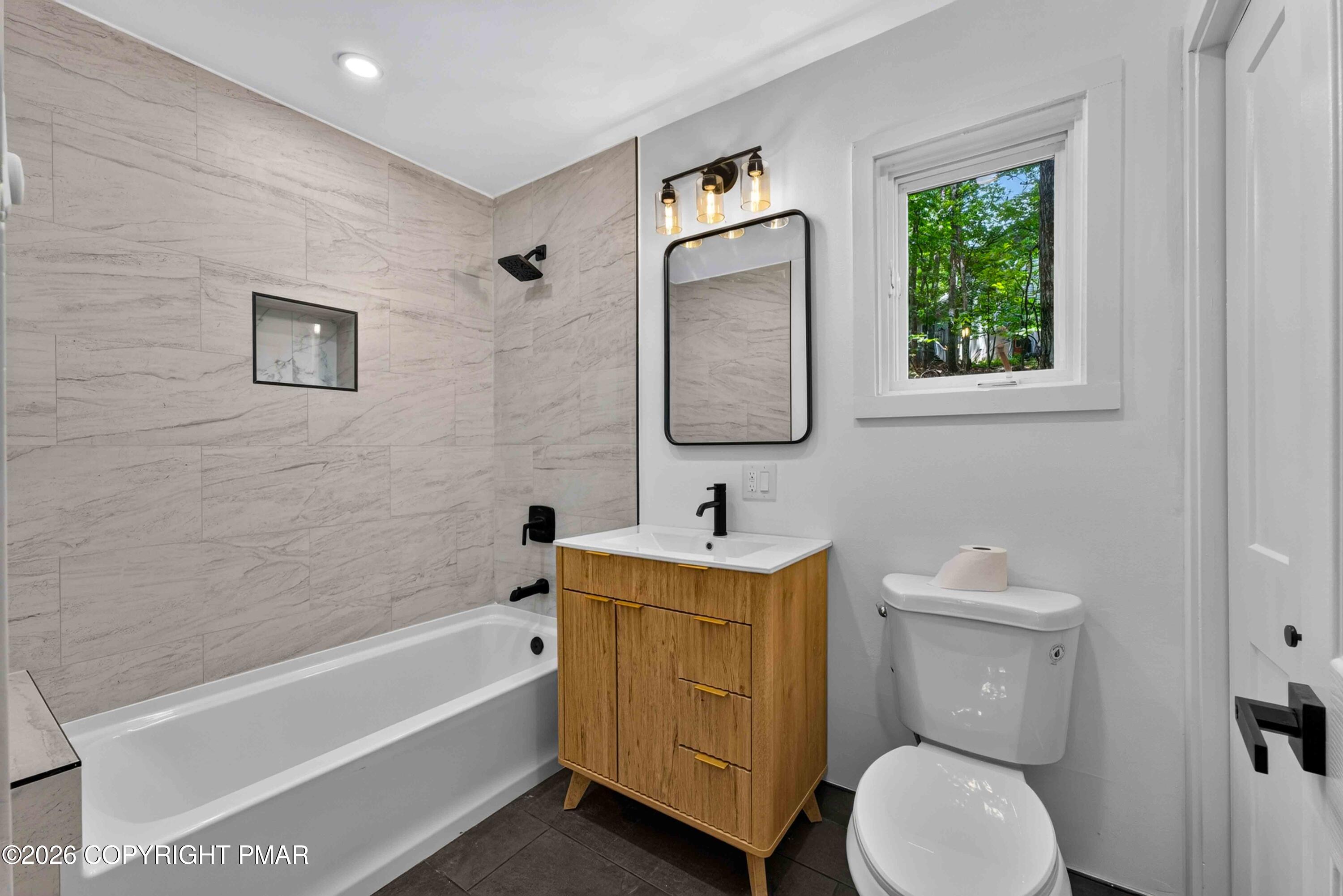 192 Bellingham Drive Bushkill, PA 18324 - Photo 5 of 56 192 Bellingham Drive, Lehman Township, P