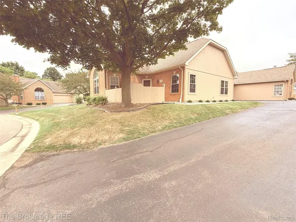 $225,000 | 610 Perry Creek Drive, Grand Blanc, MI 48439