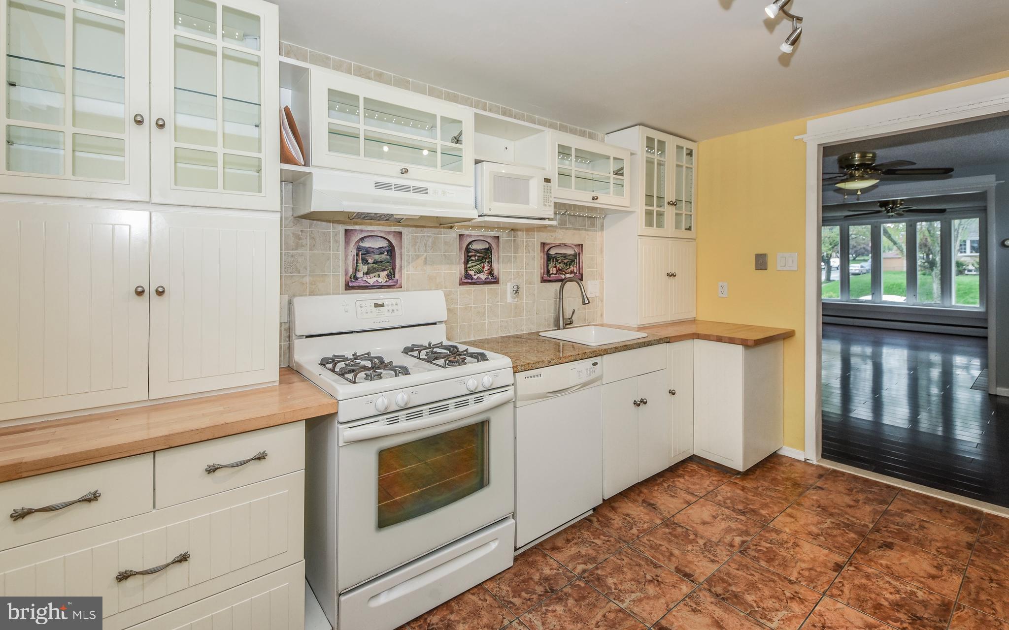 722 Millwood Road Philadelphia, PA 19115 - Photo 16 of 39 Kitchen with Gas Cooking