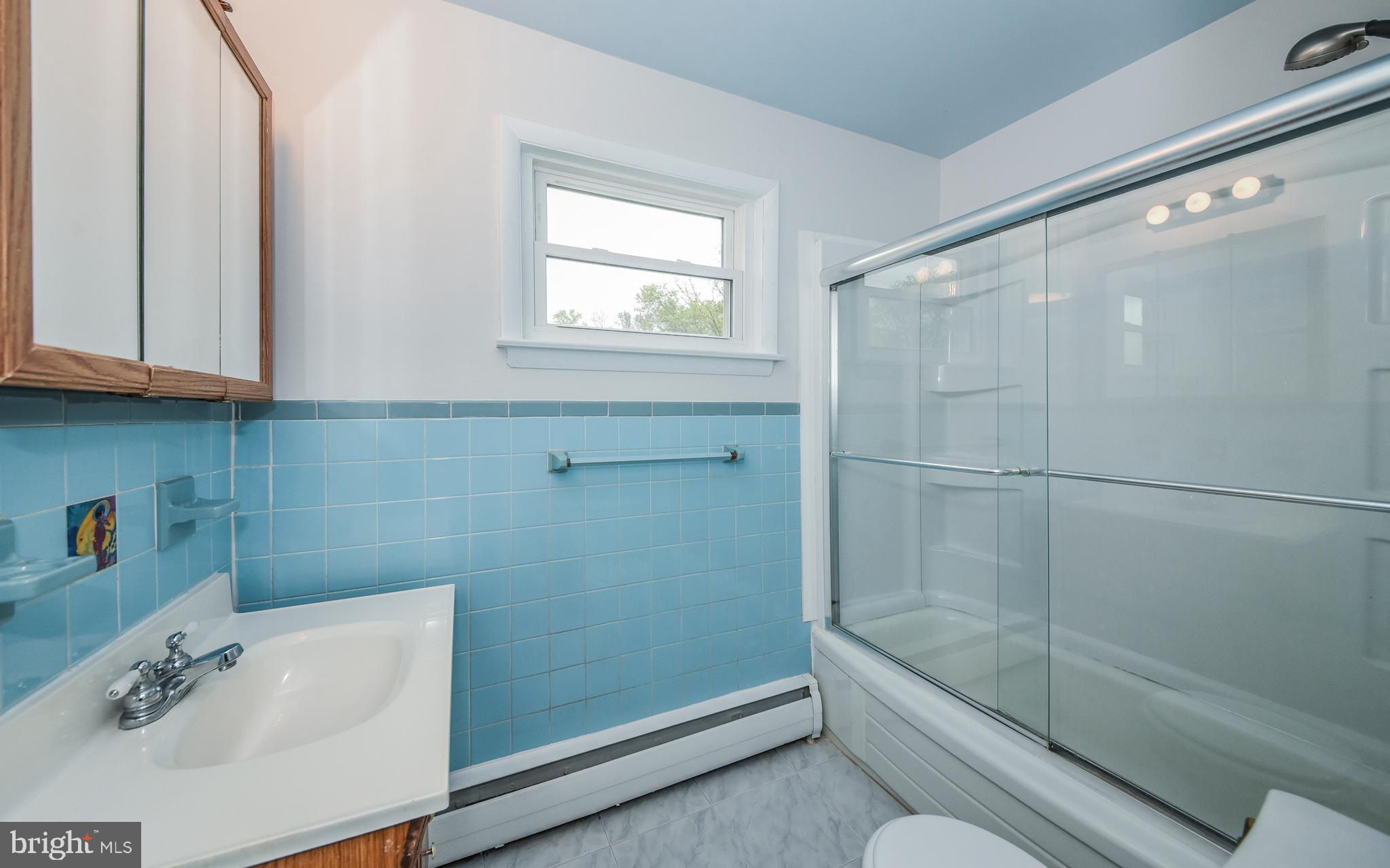 722 Millwood Road Philadelphia, PA 19115 - Photo 29 of 39 Full Bathroom Newer Surround
