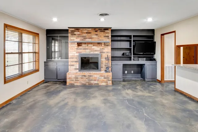 $2,517,750 | 5629 Highway 59, Edna, TX 77957