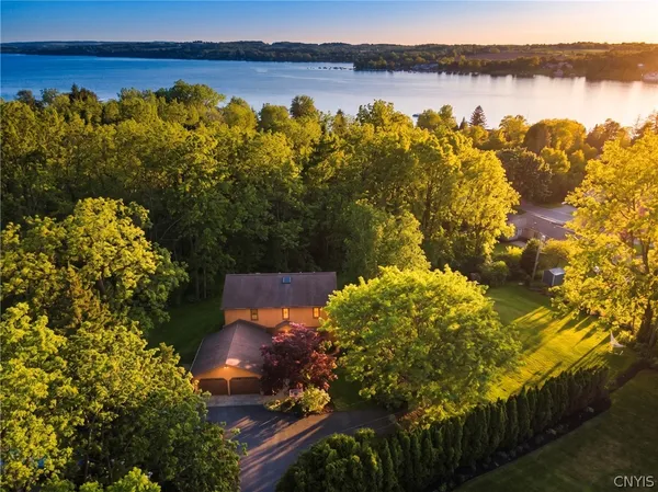 $1,195,000 | 6 Woodmere Lane, Skaneateles, NY 13152