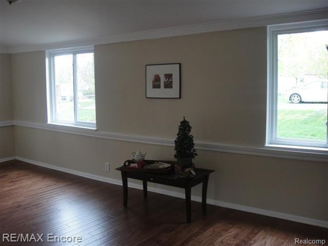 4020 Mapleleaf Road Waterford, MI 48328 - Photo 4 of 18 LIVING ROOM