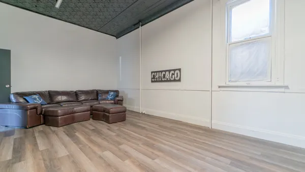 a view of livingroom with furniture