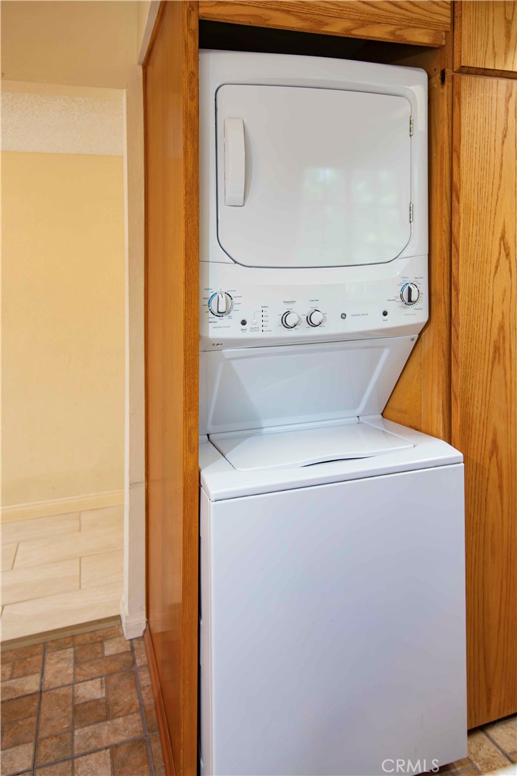6545 Reseda Boulevard, Unit 8 Reseda, CA 91335 - Photo 10 of 24 a utility room with dryer and washer