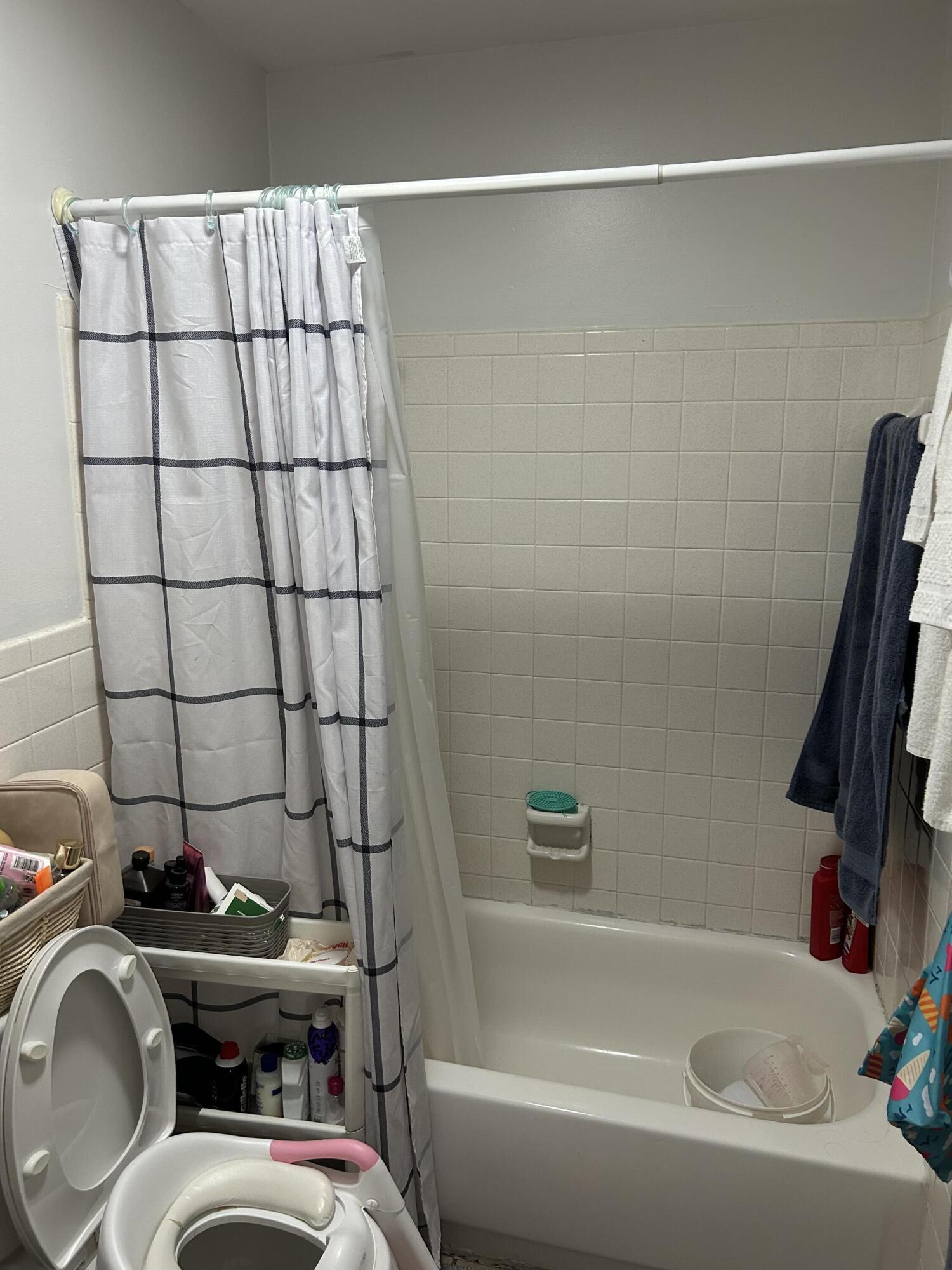 333 Southeast Martin Avenue, Unit 47 Stuart, FL 34996 - Photo 8 of 11 a bathroom with a sink and a bathtub