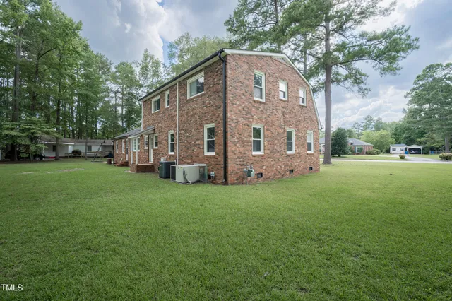 a view of a house with backyard and garden