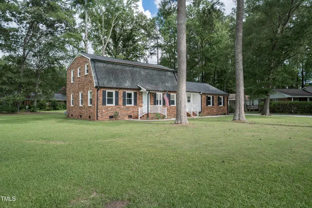 a view of a house with backyard