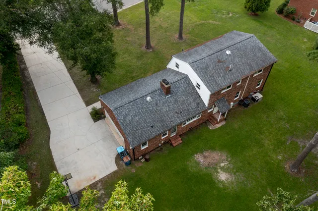 a view of a back yard