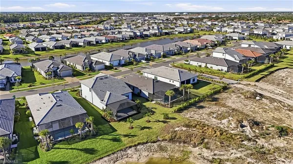 an aerial view of a tennis ground