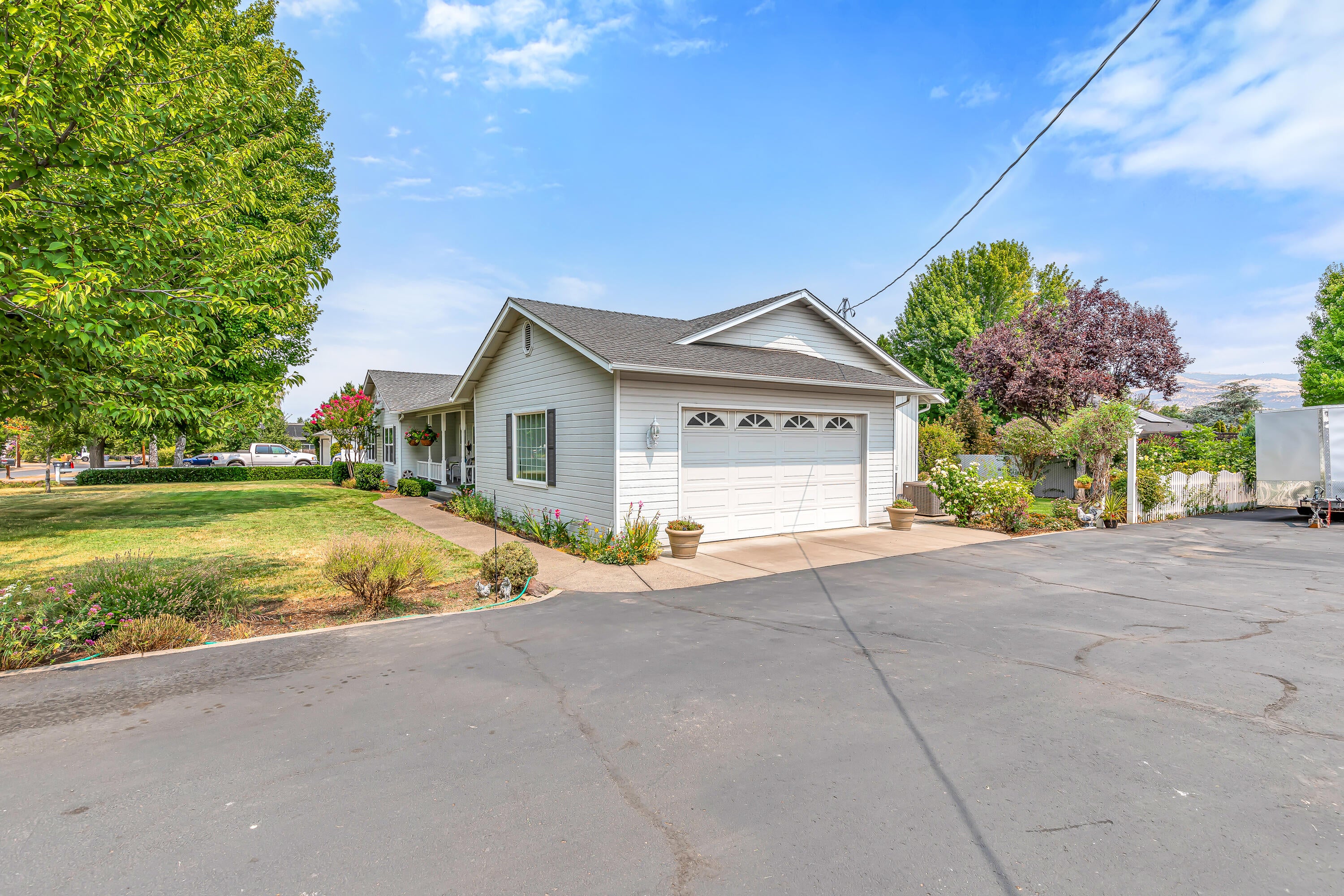 3821 Hilsinger Road Phoenix, OR 97535 - Photo 24 of 47 2-car Garage