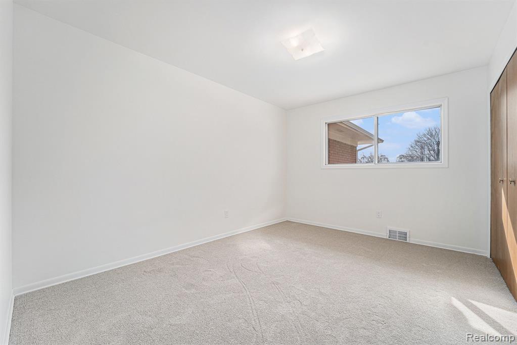27235 Bunert Road Warren, MI 48088 - Photo 17 of 23