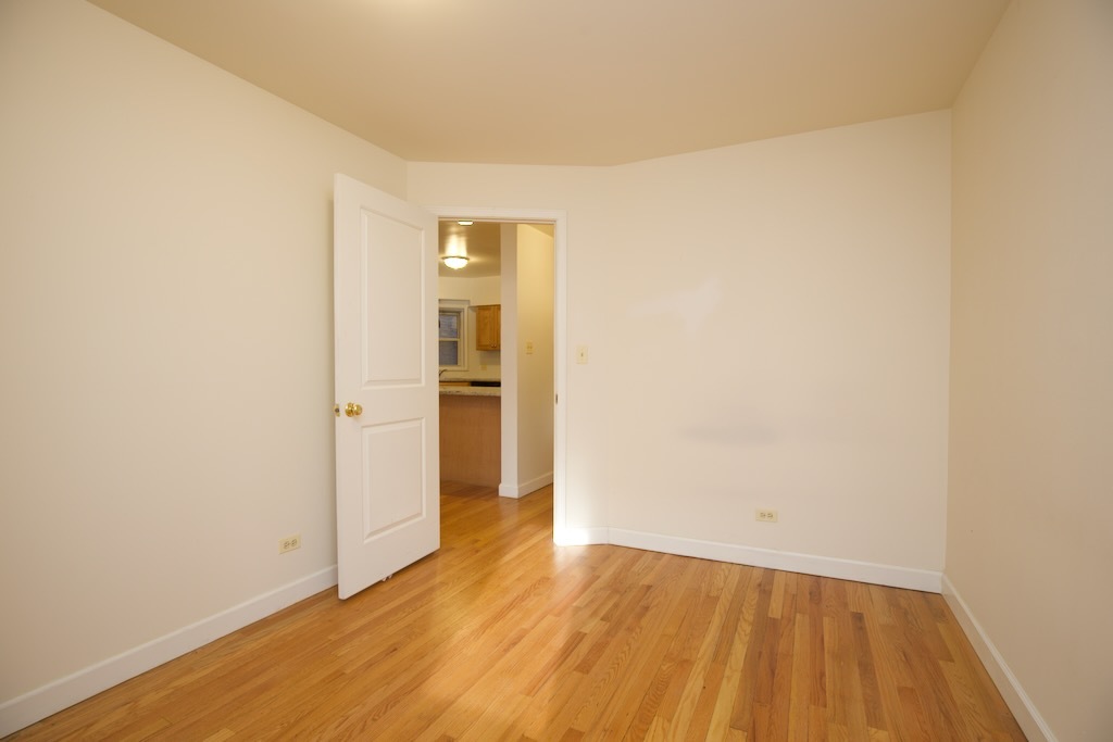 6711 North Sheridan Road, Unit 3S Chicago, IL 60626 - Photo 11 of 20 a view of an empty room and wooden floor