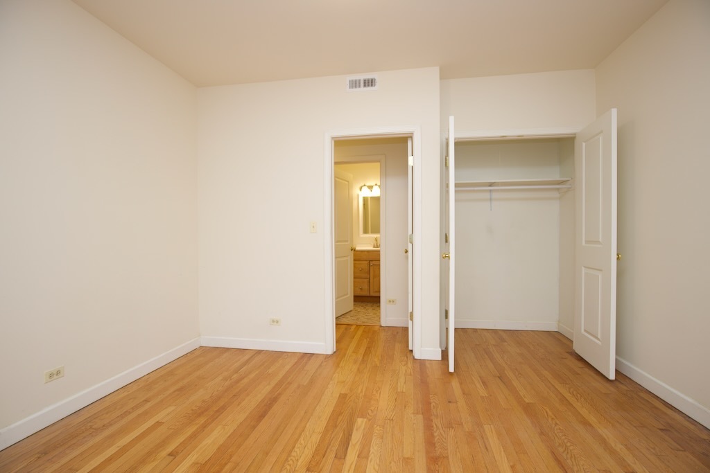 6711 North Sheridan Road, Unit 3S Chicago, IL 60626 - Photo 18 of 20 a view of a room with wooden floor
