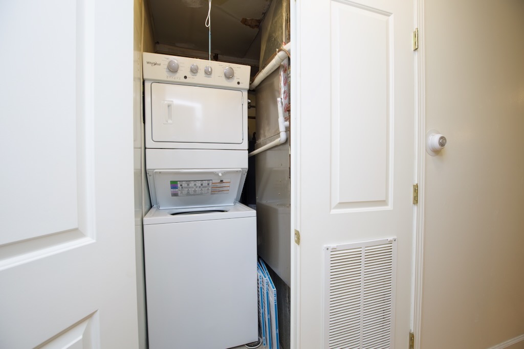 6711 North Sheridan Road, Unit 3S Chicago, IL 60626 - Photo 20 of 20 a utility room with dryer and washer