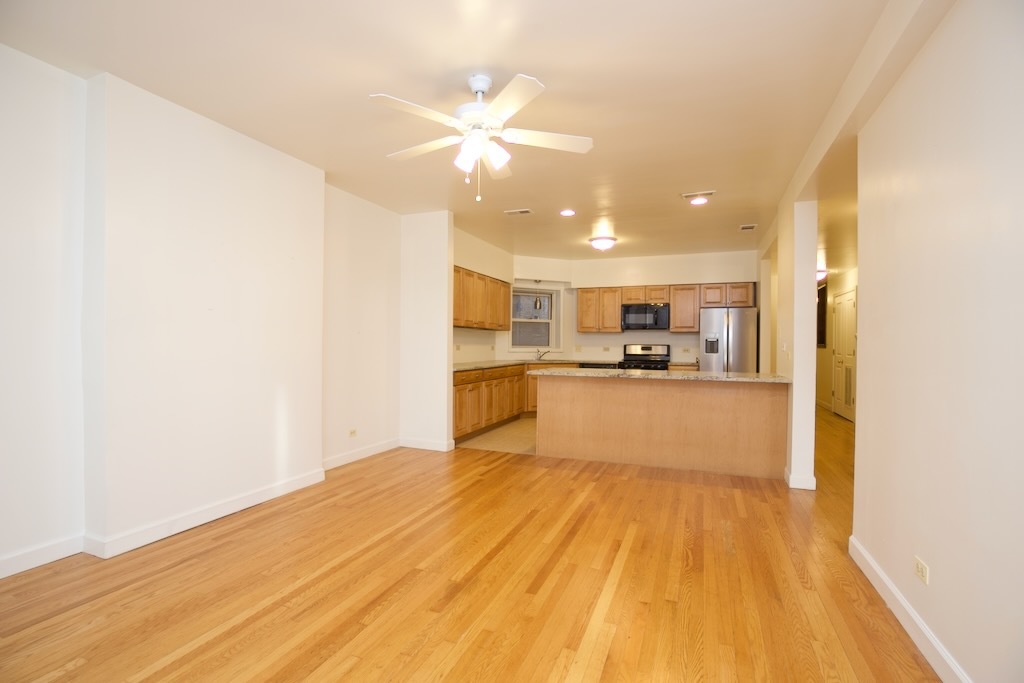 6711 North Sheridan Road, Unit 3S Chicago, IL 60626 - Photo 8 of 20 a view of kitchen with wooden floor