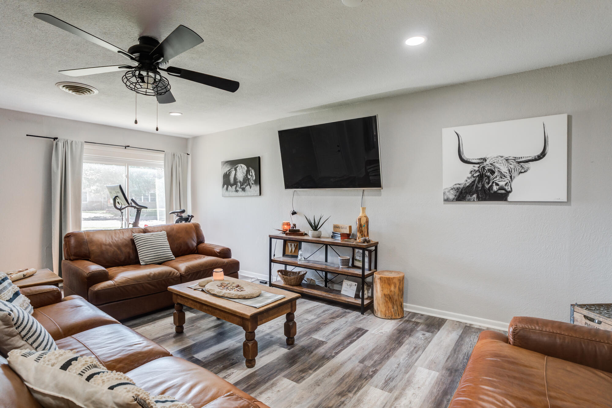 811 Borger Plainview, TX 79072 - Photo 10 of 32 811-Borger_Plainview-TX_7_Living-Room