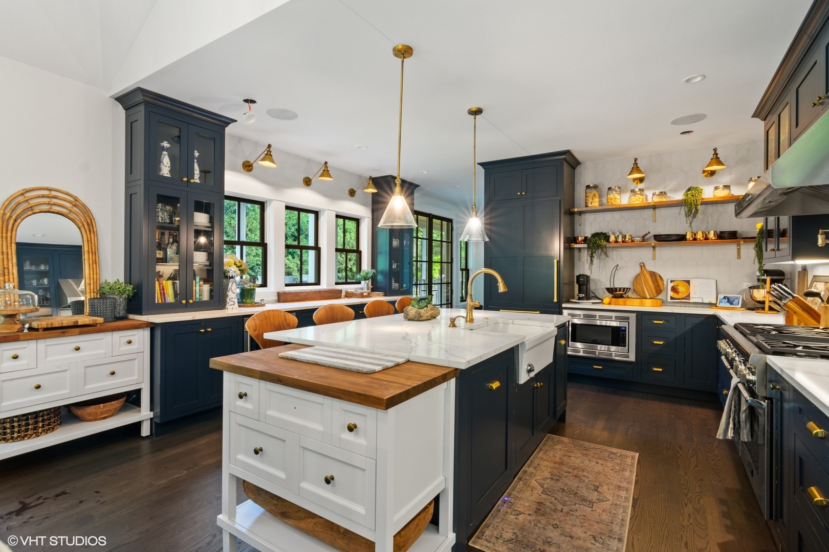735 Baldwin Road Highland Park, IL 60035 - Photo 6 of 30 a kitchen that has a lot of cabinets in it
