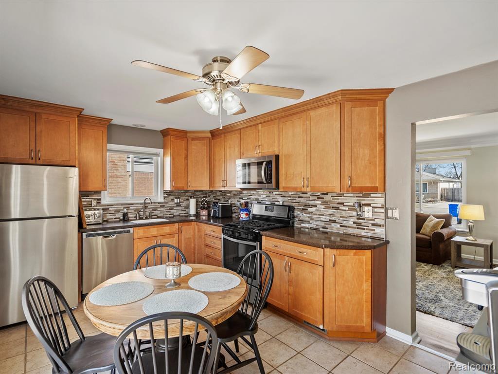 13467 Perry Circle Warren, MI 48088 - Photo 12 of 28 Gallery Image 12
