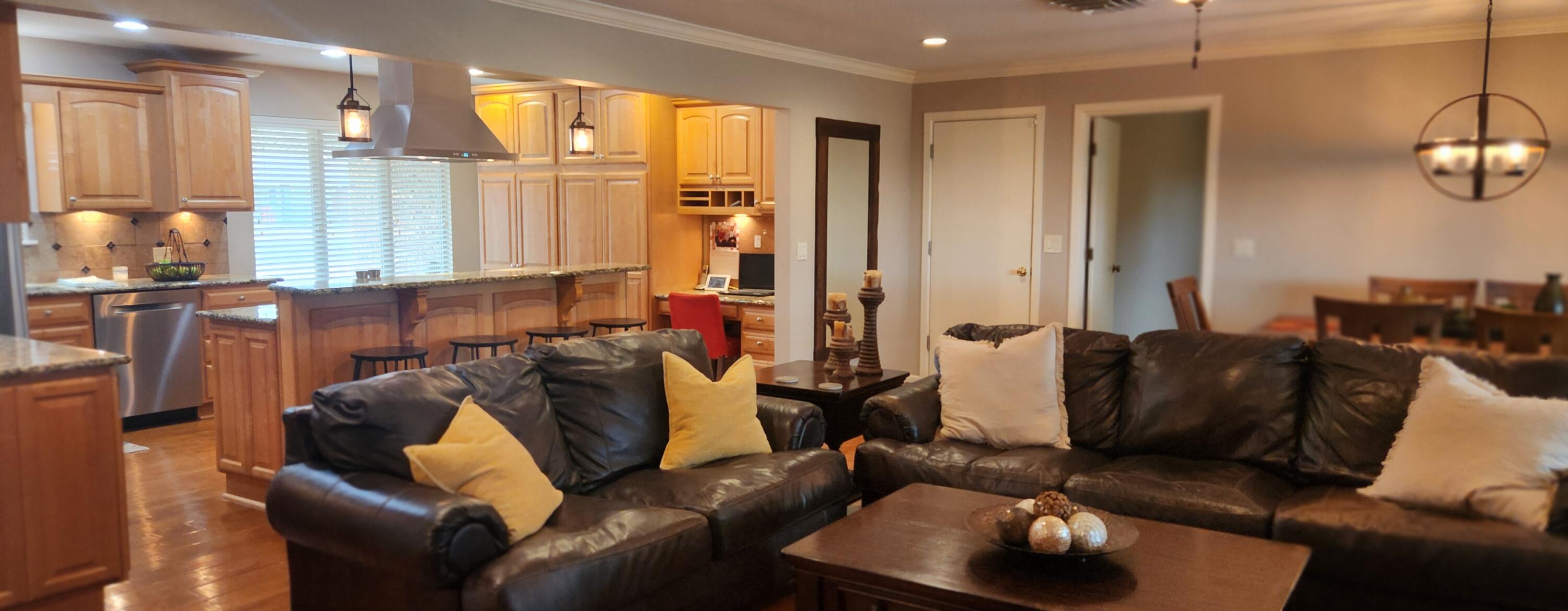 314 West Ave J Muleshoe, TX 79347 - Photo 15 of 40 a living room with furniture and a window