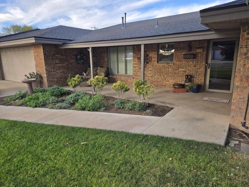 314 West Ave J Muleshoe, TX 79347 - Photo 33 of 40 a front view of a house with garden