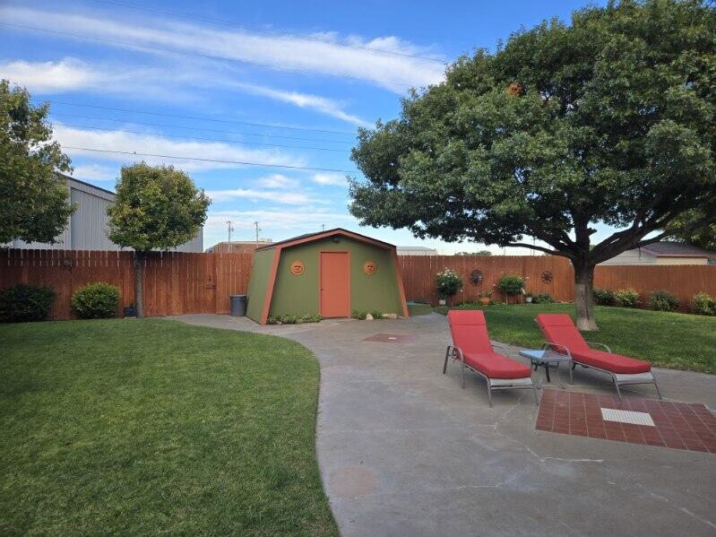 314 West Ave J Muleshoe, TX 79347 - Photo 35 of 40 a backyard of a house with table and chairs