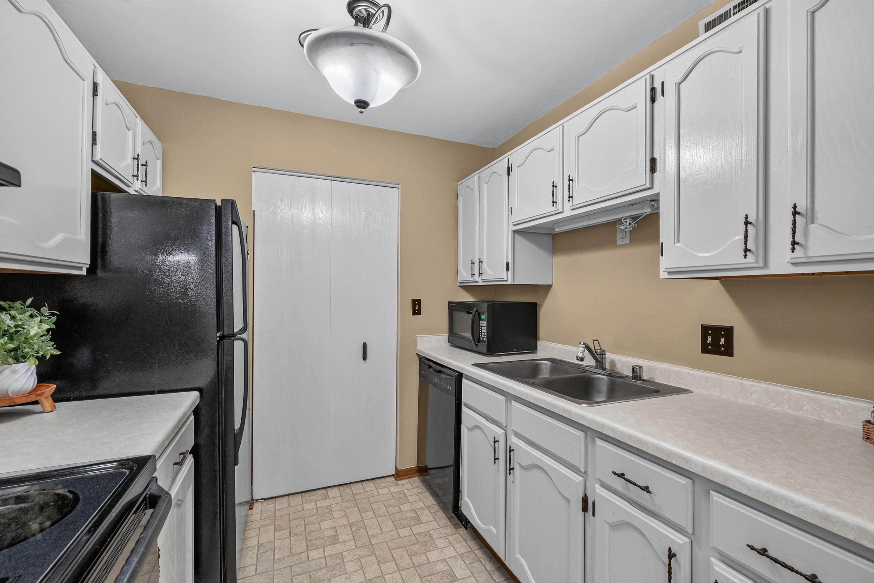 W177N9776 Riversbend Circle East Germantown, WI 53022 - Photo 6 of 23 W177N9776 Riversbend Cir E-4