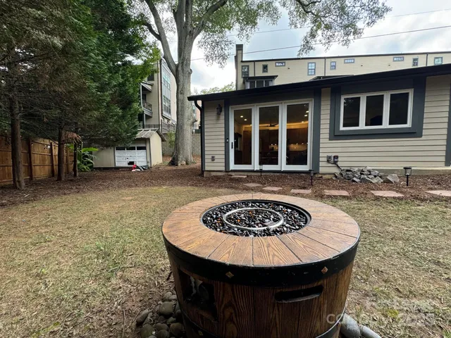 a view of a backyard