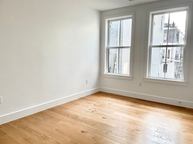 $1,149,000 | 165 Everett Street, Unit 7, Boston, MA 02128