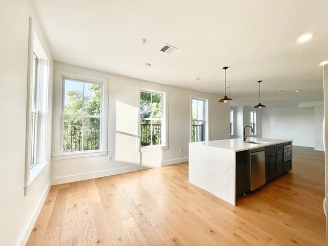 $1,149,000 | 165 Everett Street, Unit 7, Boston, MA 02128