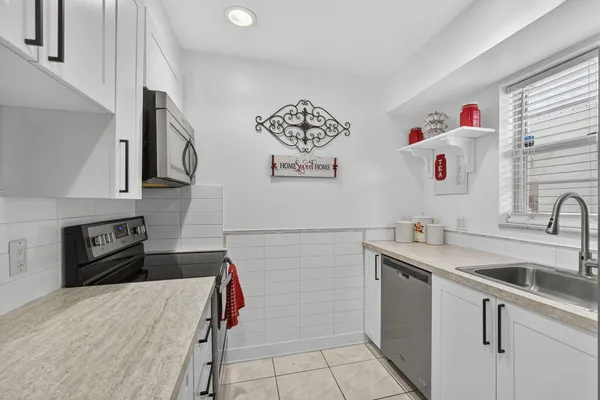 $1,800 | 12001 Poinciana Boulevard, Unit 204, Royal Palm Beach, FL 33411