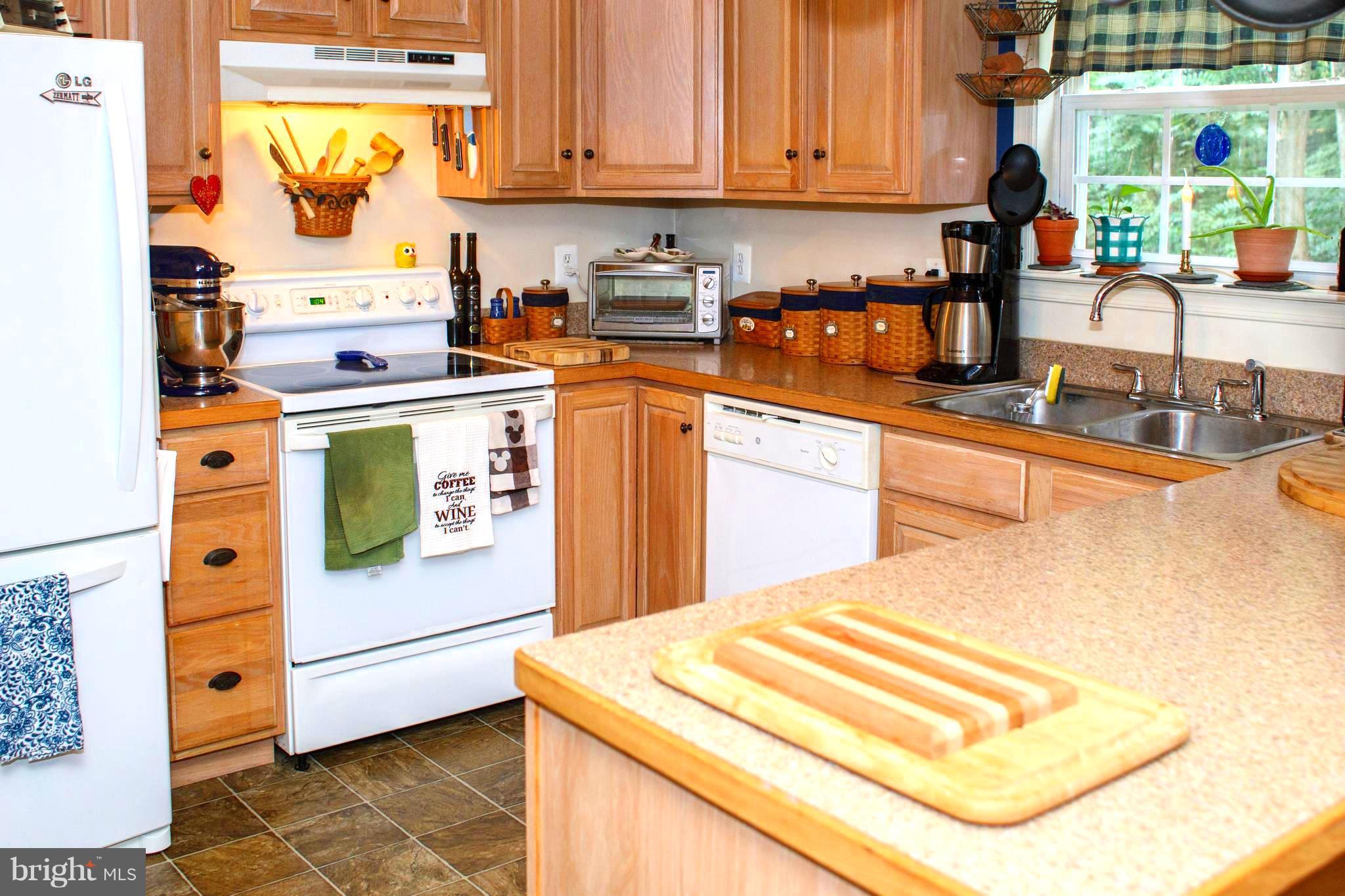 Kitchen with breakfast bar