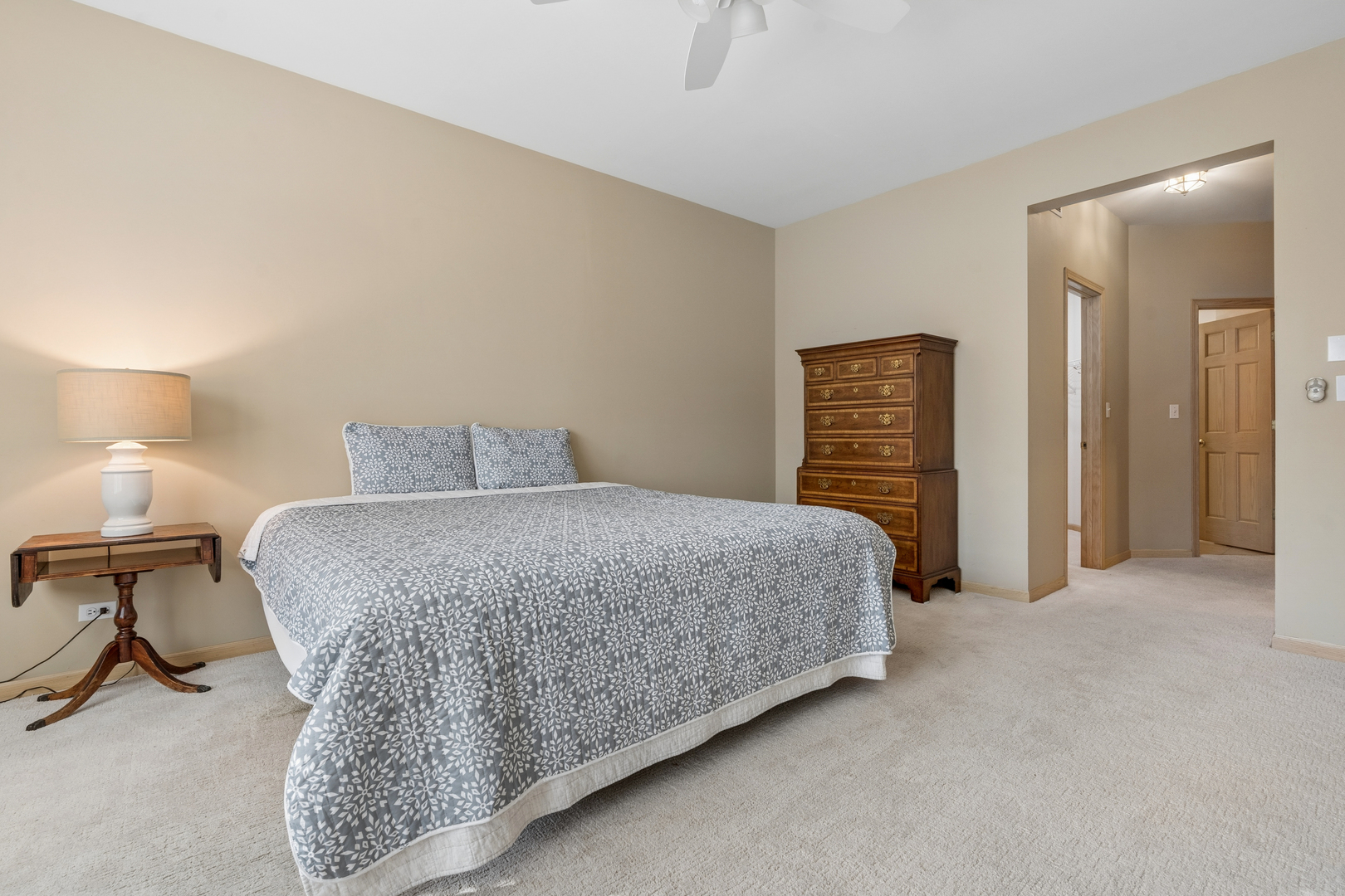 1738 Park Ridge Point Park Ridge, IL 60068 - Photo 14 of 27 a bedroom with a bed and a lamp