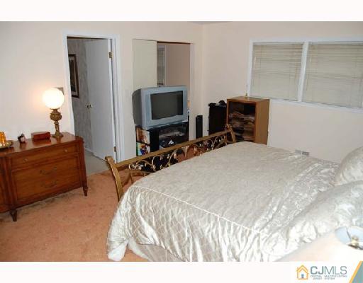 4 Woodmere Road North Brunswick, NJ 08902 - Photo 5 of 6 Gallery Image 5