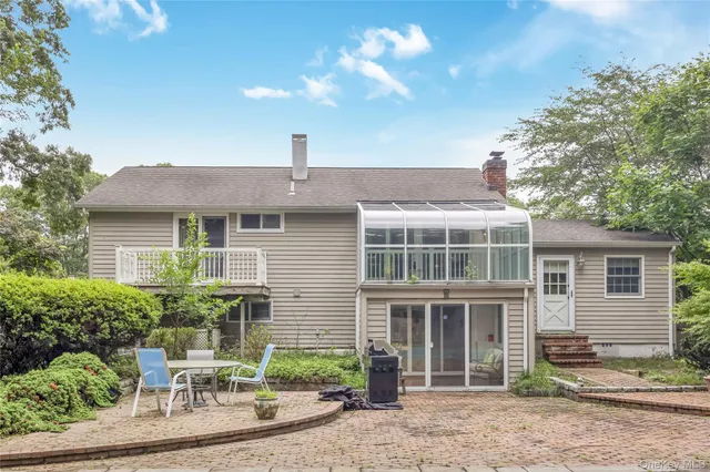 a view of a house with a yard and plants