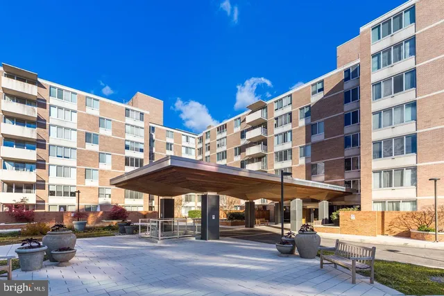 a building view with outdoor space