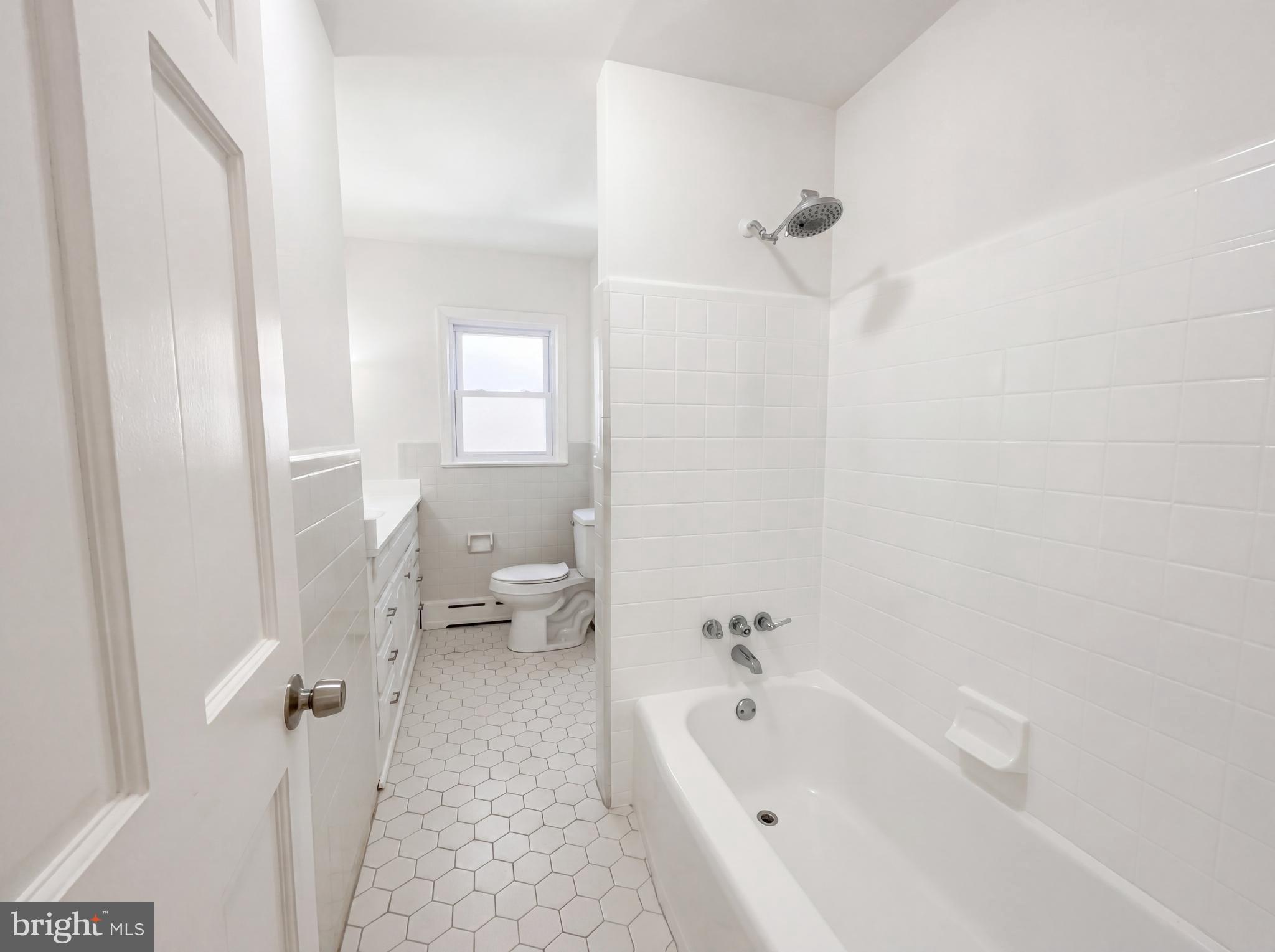 6048 Old Telegraph Road Alexandria, VA 22310 - Photo 18 of 43 a spacious bathroom with a bathtub and toilet
