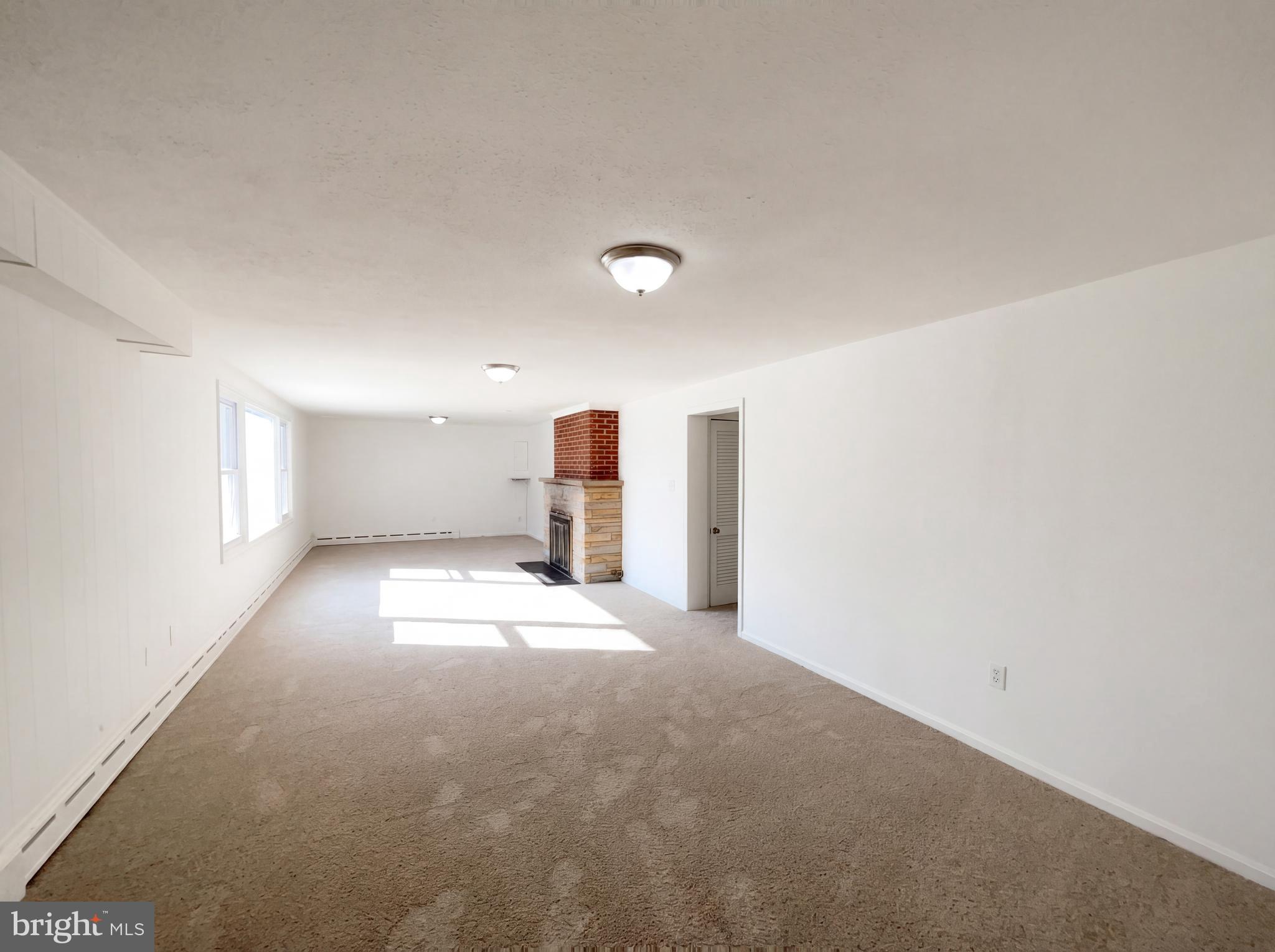 6048 Old Telegraph Road Alexandria, VA 22310 - Photo 7 of 43 a view of empty room with a ceiling fan