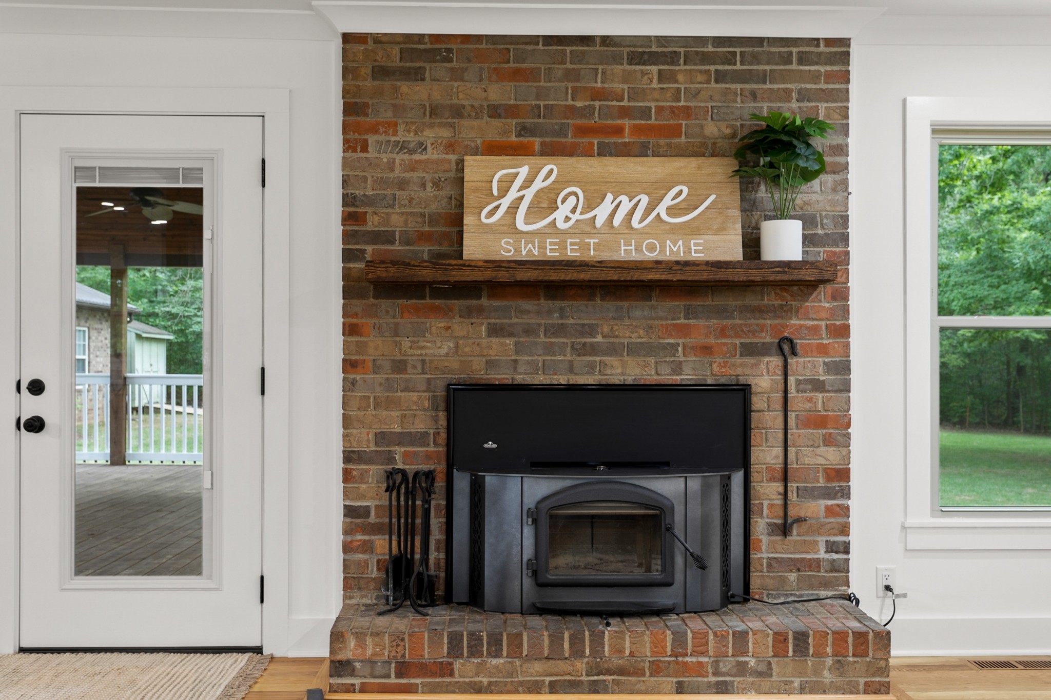 2338 North Road Murfreesboro, TN 37128 - Photo 9 of 48 a fireplace with a clock on top of door