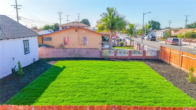 a view of a yard in front of a house