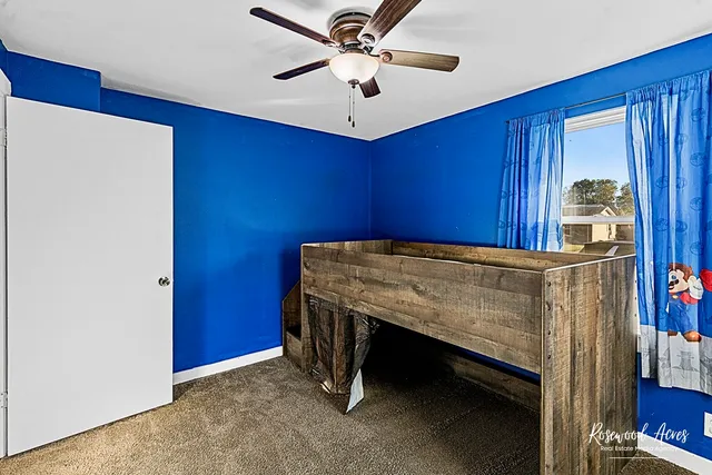 a view of livingroom with a ceiling fan
