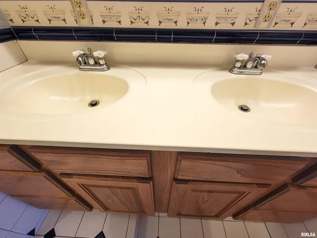 $149,000 | 513 South Main Street, Clay City, IL 62824