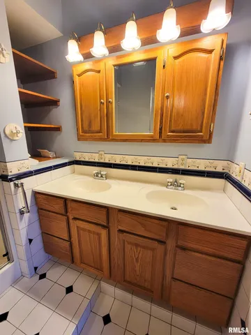 $149,000 | 513 South Main Street, Clay City, IL 62824