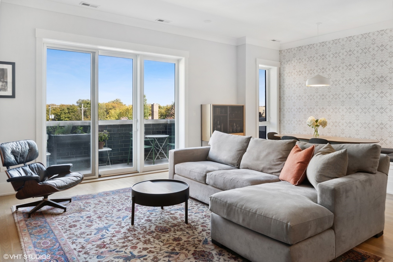 2751 West Lawrence Avenue, Unit 3W Chicago, IL 60625 - Photo 6 of 21 a living room with furniture and a floor to ceiling window