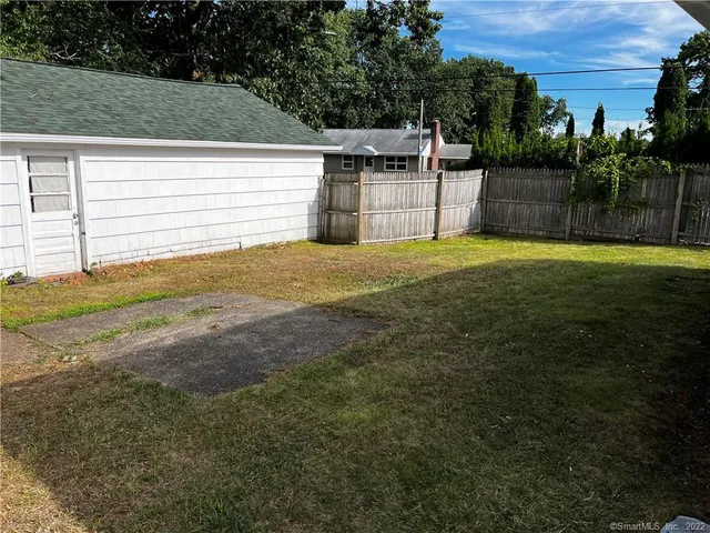 a view of a backyard