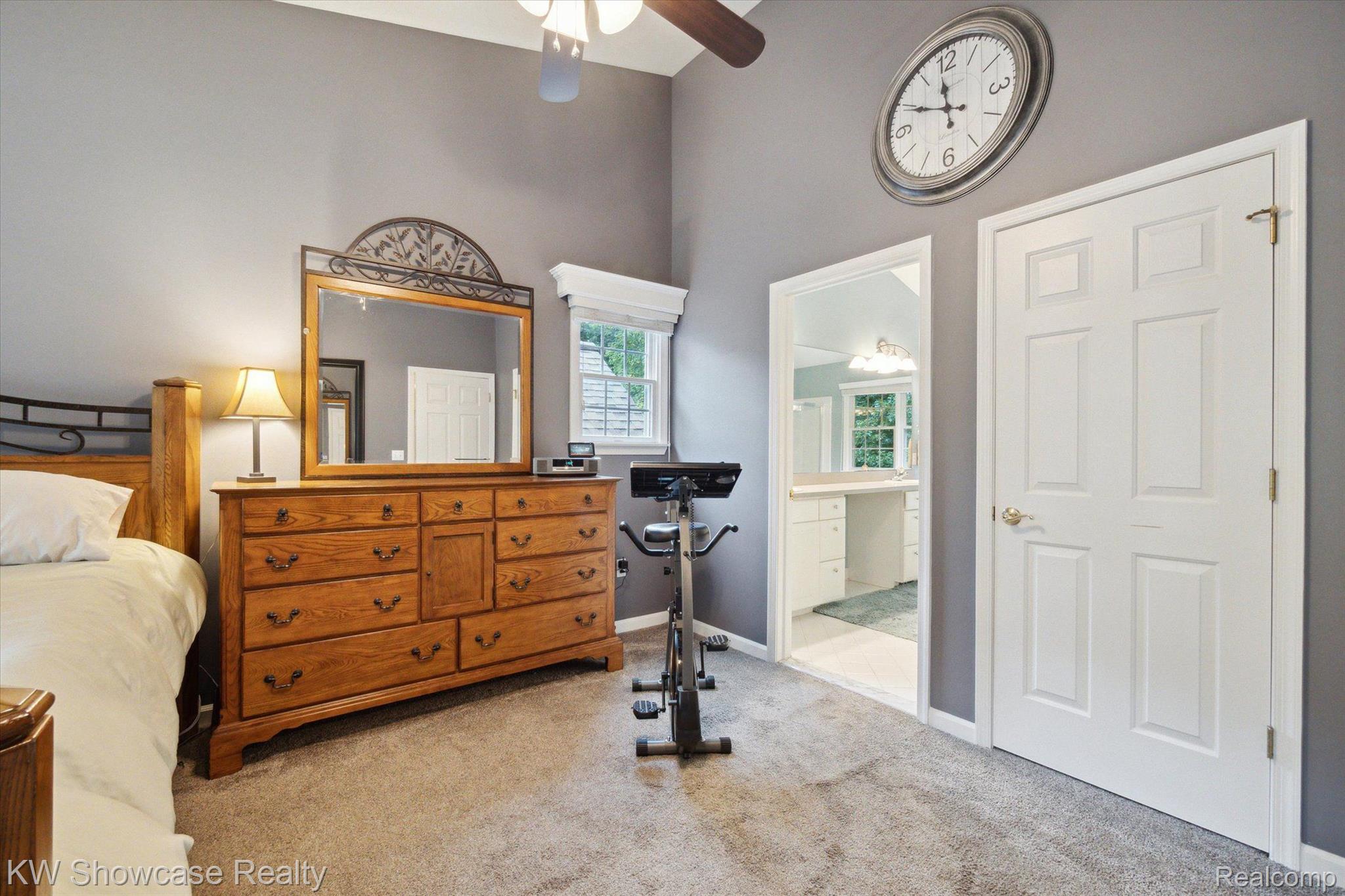 564 Timber Ridge Drive Highland, MI 48357 - Photo 16 of 40 The Primary bedroom has a WIC and Full Bathroom.