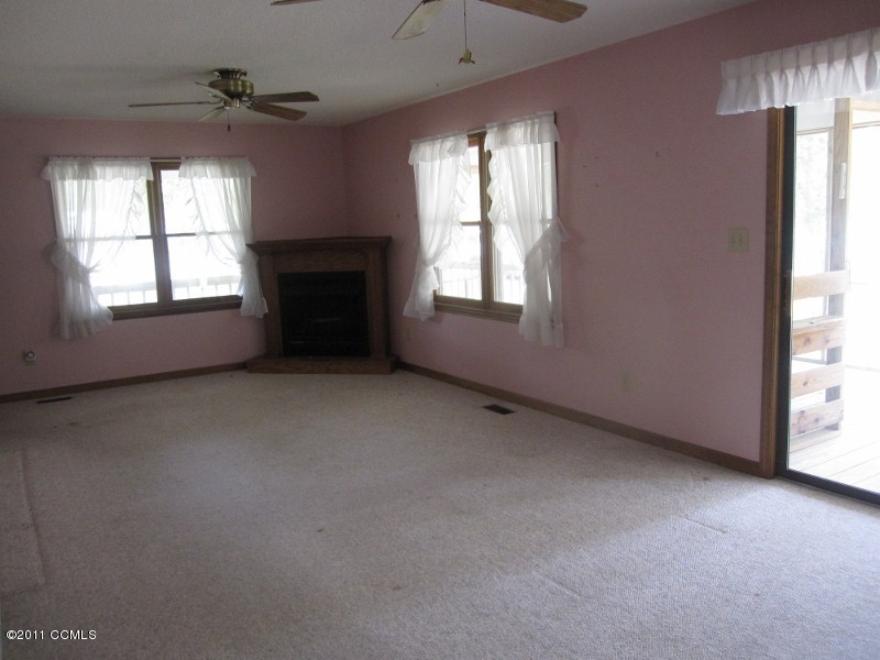 117 Riverside Drive Beaufort, NC 28516 - Photo 4 of 21 Living Room