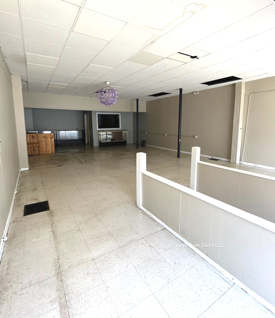 509 Fifth Street Aurora, IL 60505 - Photo 6 of 14 a spacious bathroom with a tub and shower